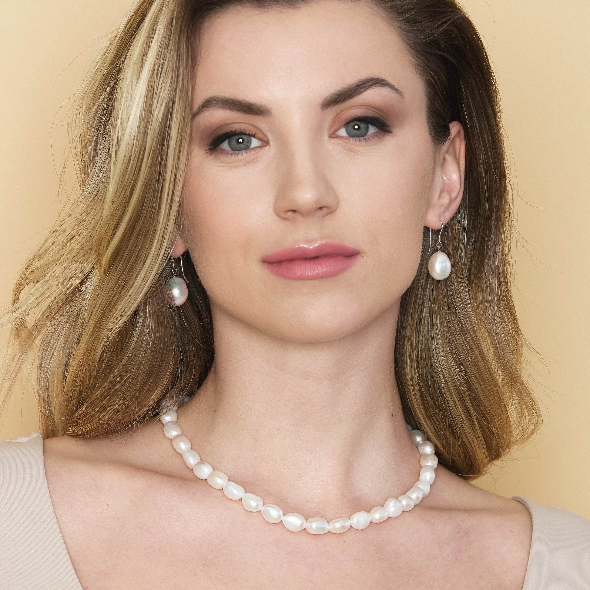 Collana di corallo, perle barocche e onice nero - Gioielli - Collan Collana di corallo, perle barocche e onice nero - Gioielli - Collan